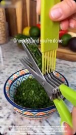 Multi-Blade Kitchen Herb Scissors | 5 Stainless Steel Blades with Cleaning Comb | Vegetable & Herb Chopper | MNK SHOP - Image 4